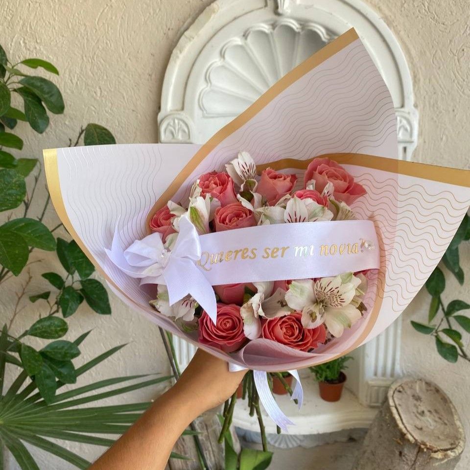 Rosas con Alstromelia y listón
