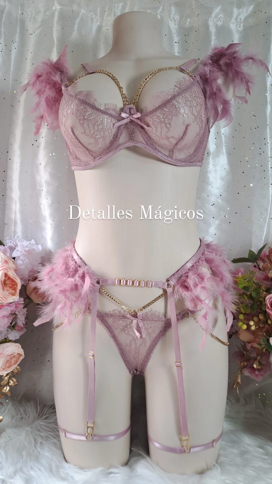 Callection Angel Touch.️     _____Hermoso conjunto de tela semitransparente con accesorio de plumas en los hombros y caderas que te harán lucir como un ángel 😍  👑Incluye 8 letras👑 (Puedes agregar más letras )  Talla:                               precio: *Xs.  *S.                                      Q485 *M.   *L.                                      Q500 *XL.                                             Q515