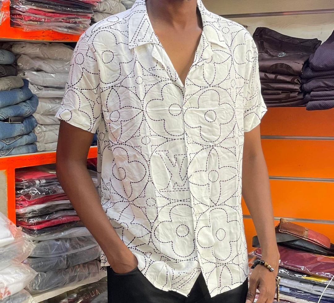 Chemise à manches courtes florale noire et blanche