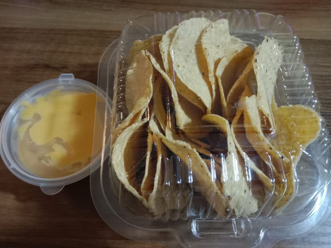 Nachos with Cheese Dip 
