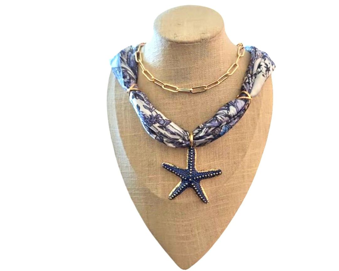 Collar de estrella de mar con pañoleta azul