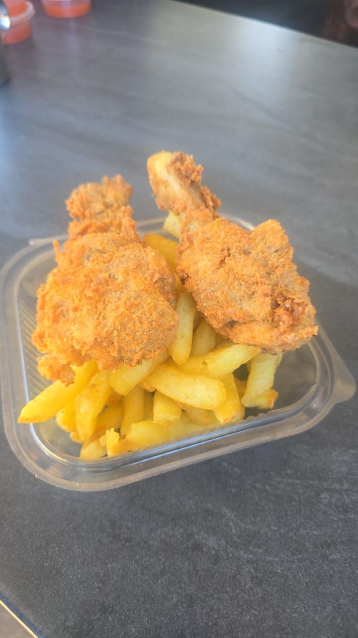 Combo: Two Pieces of Chicken and Chips 