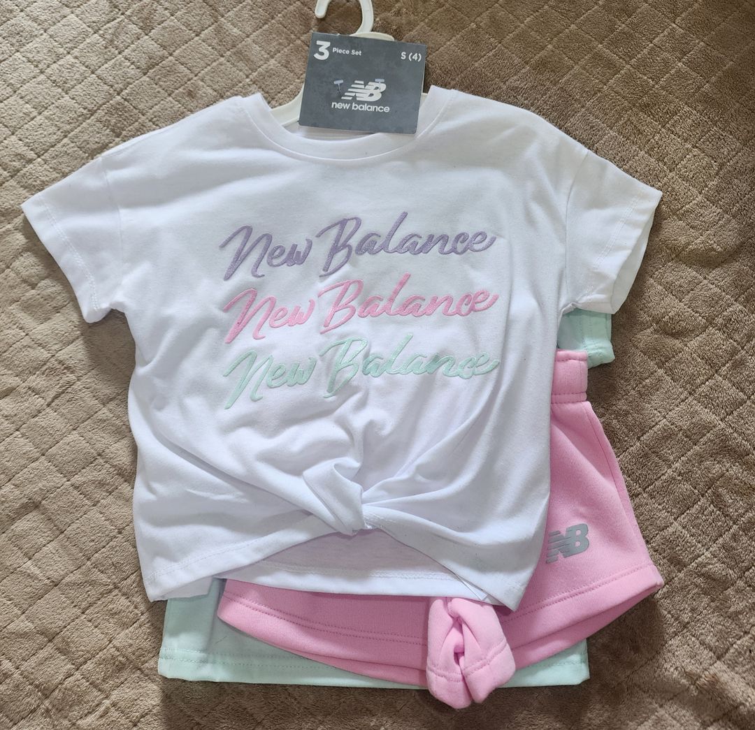 New Balance little girls 3 piece set size 4