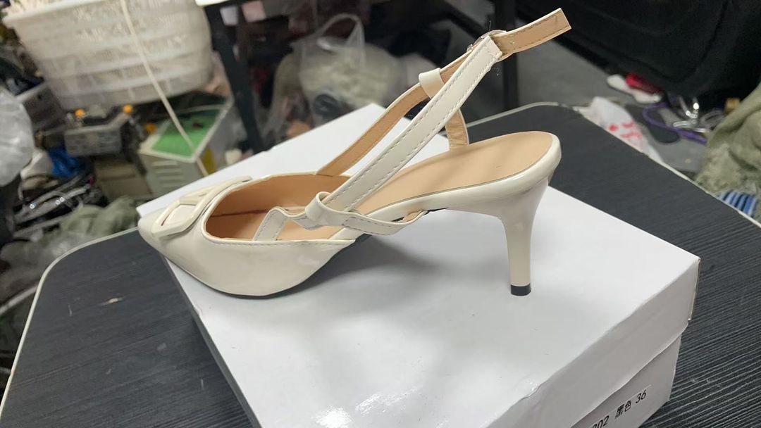 Lasy shoes 13,500 White usafiri tu