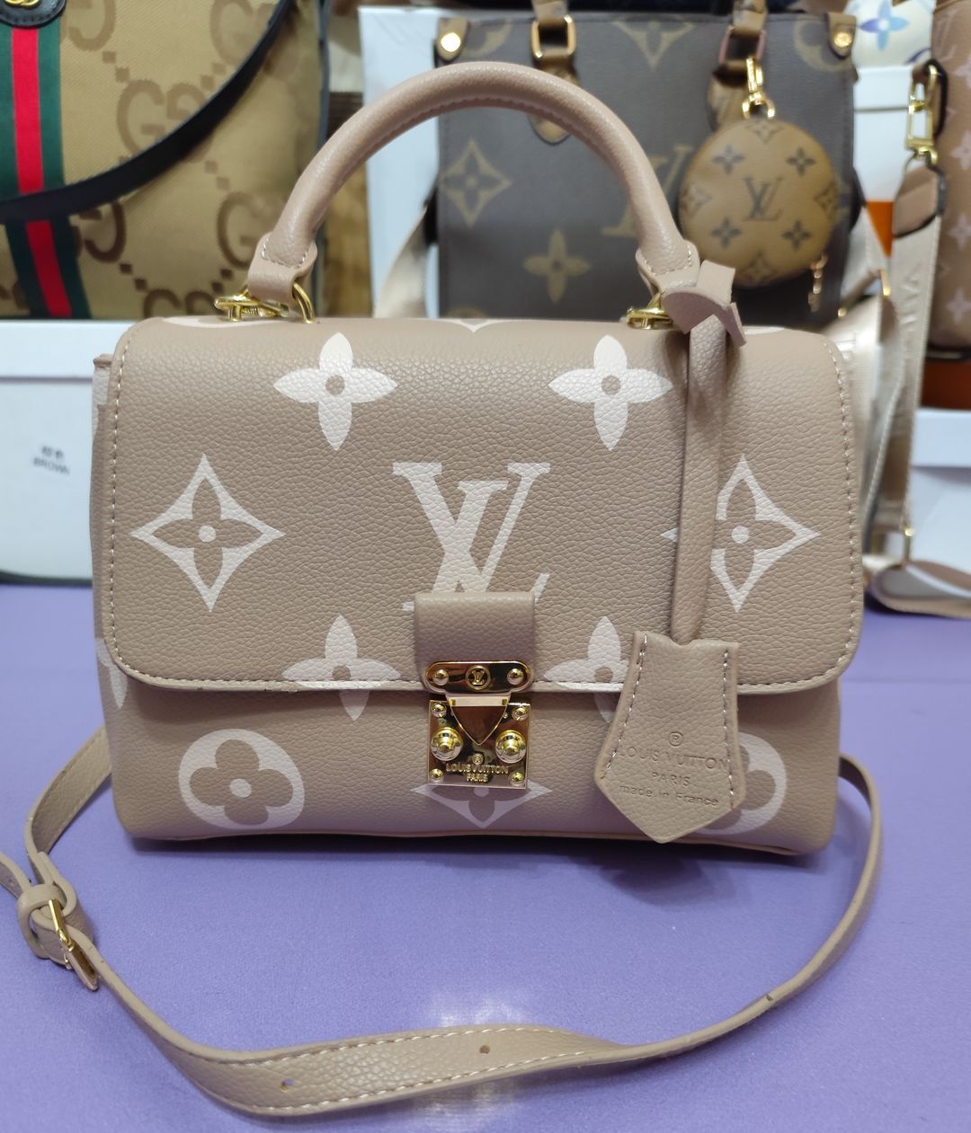 Bolsos LV, estampado clásico beige.
