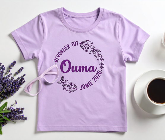 Bevorder tot Ouma T-hemp – Pers / Laventel (Met Blare Krans Ontwerp)