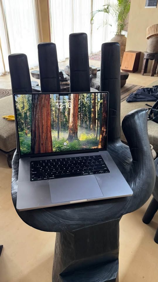 MacBook Pro 16-inch M2 Max 2023 32gb SSD 1TB 2023 - Powerhouse Machine, All-Day Battery