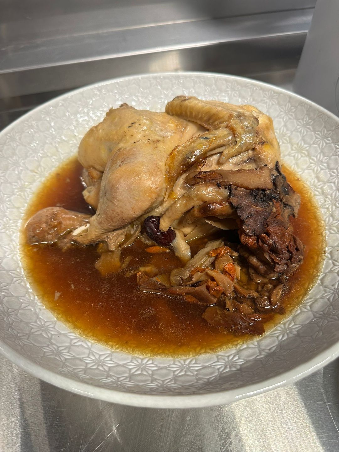 Whole Herbal Kampong Chicken (900gm)