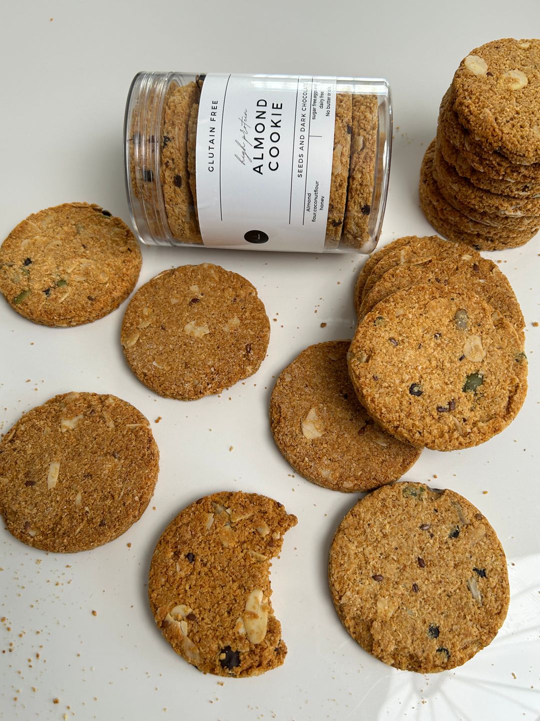 Small almond cookies