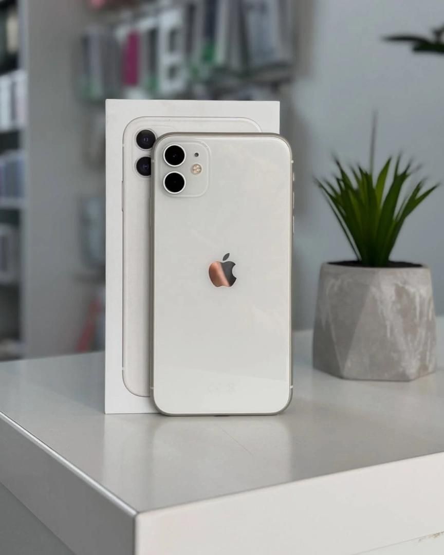 IPHONE 11 4GB RAM • 64GB ROM • 3110 MAH BATTERY