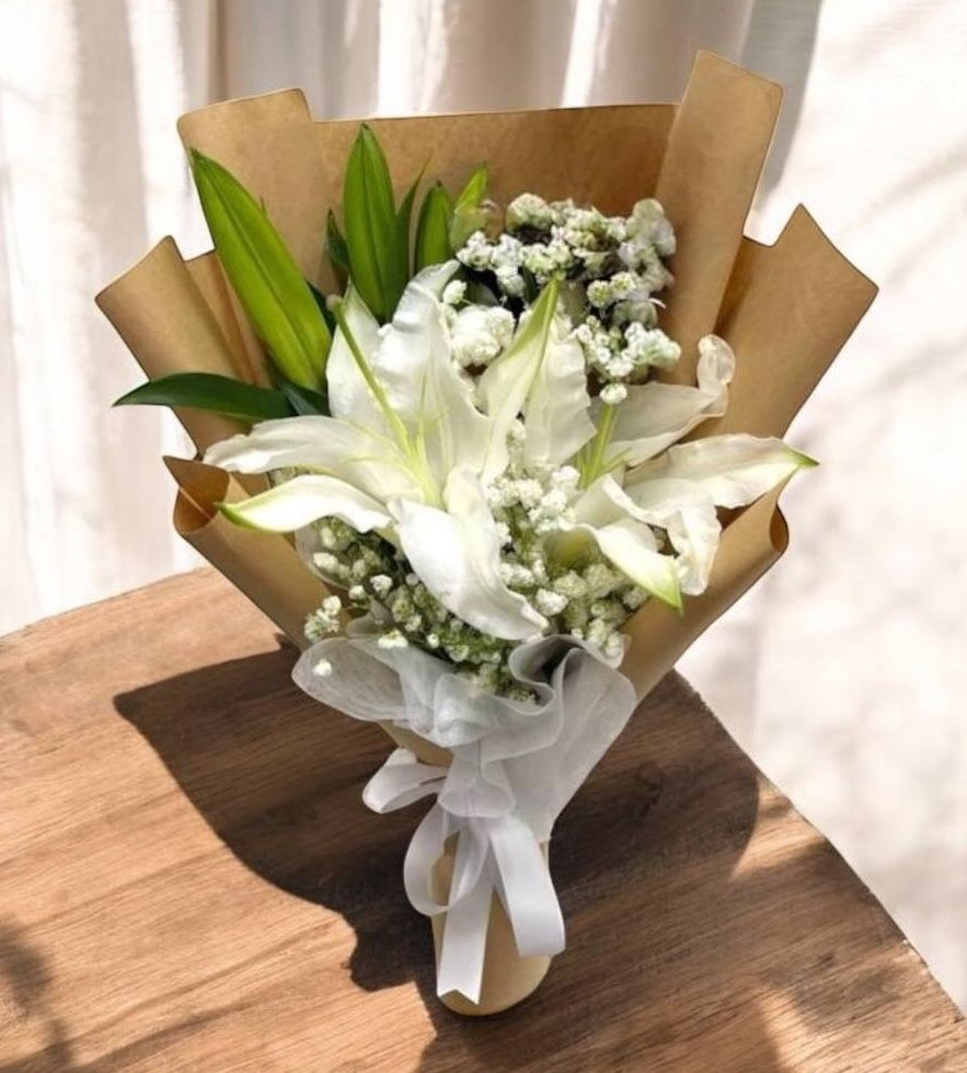 White Lily with baby breath