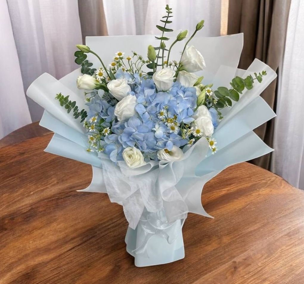 Blue Hydrangea, Eustoma, Mini Daisy, Eucalyptus