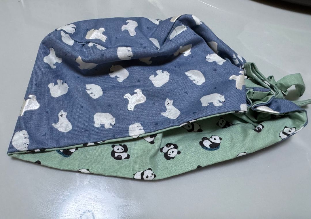 Polar bears / Pandas reversible scrub cap