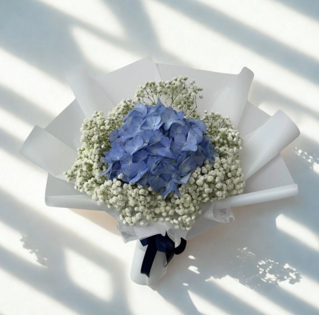 [Pre-order: 2 Days] Dark Blue hydrangea with baby breath