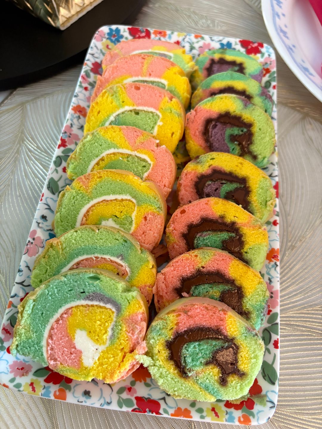 🌈 Rainbow Swissroll with Vanilla & strawberry cream 🌈