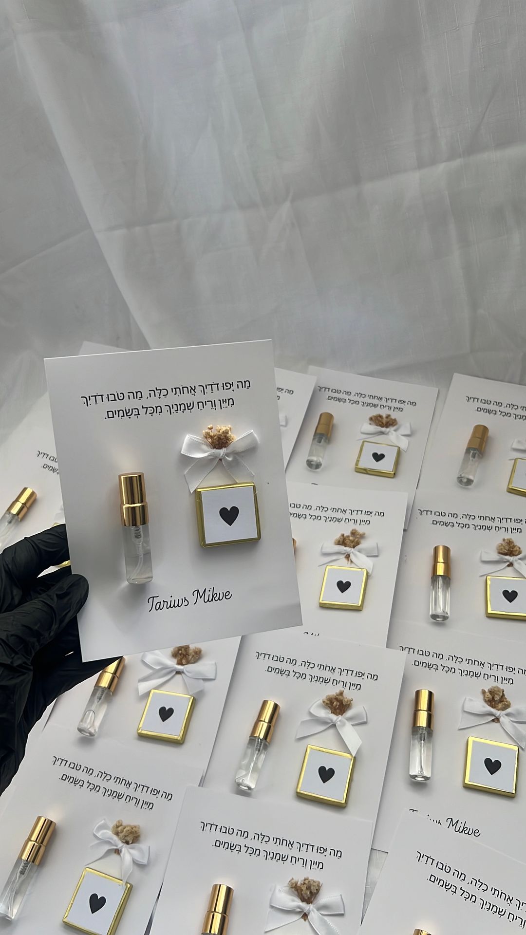 כרטיסיה עם שוקולד ובושם אישי