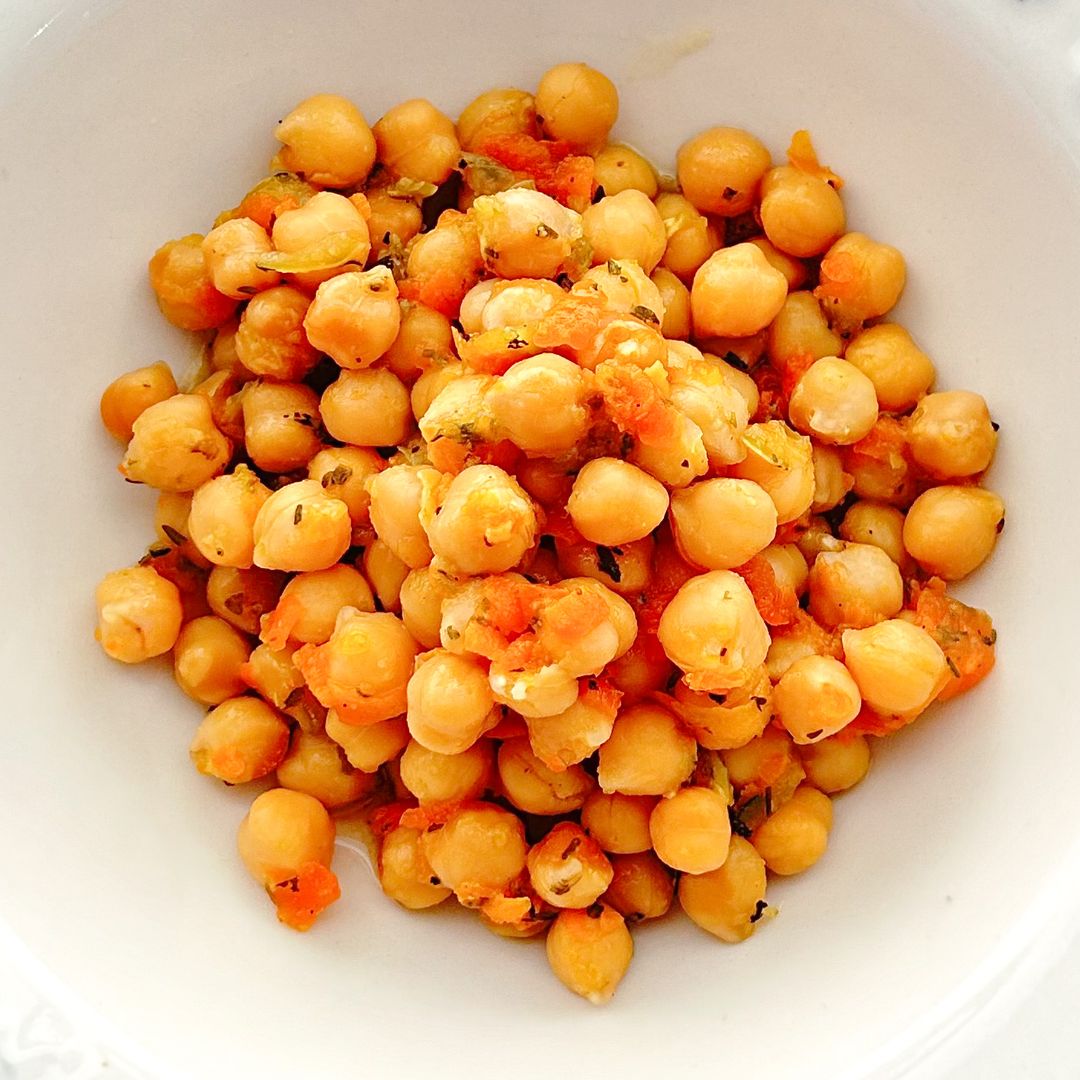 Garbanzos en salsa roja con vegetales