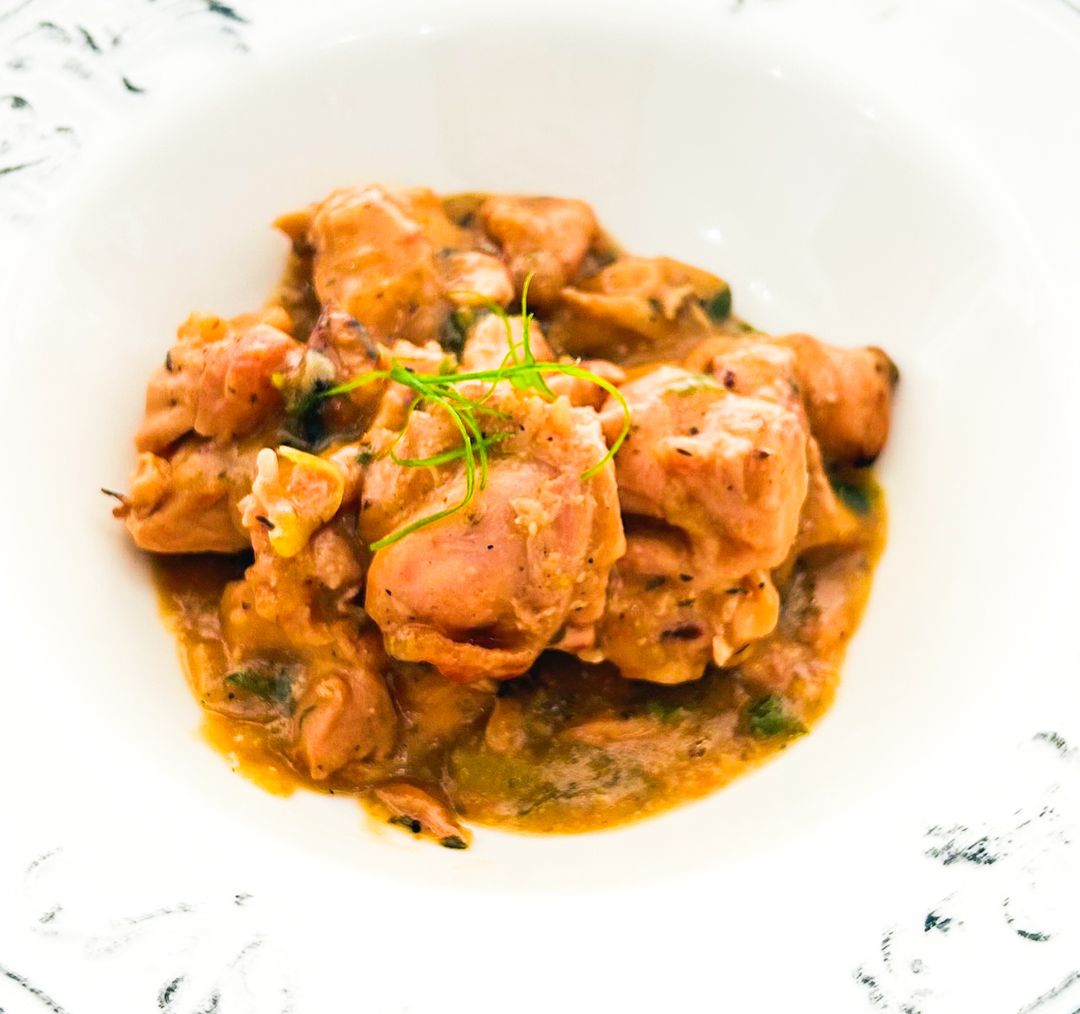 Muslo deshuesado en salsa roja