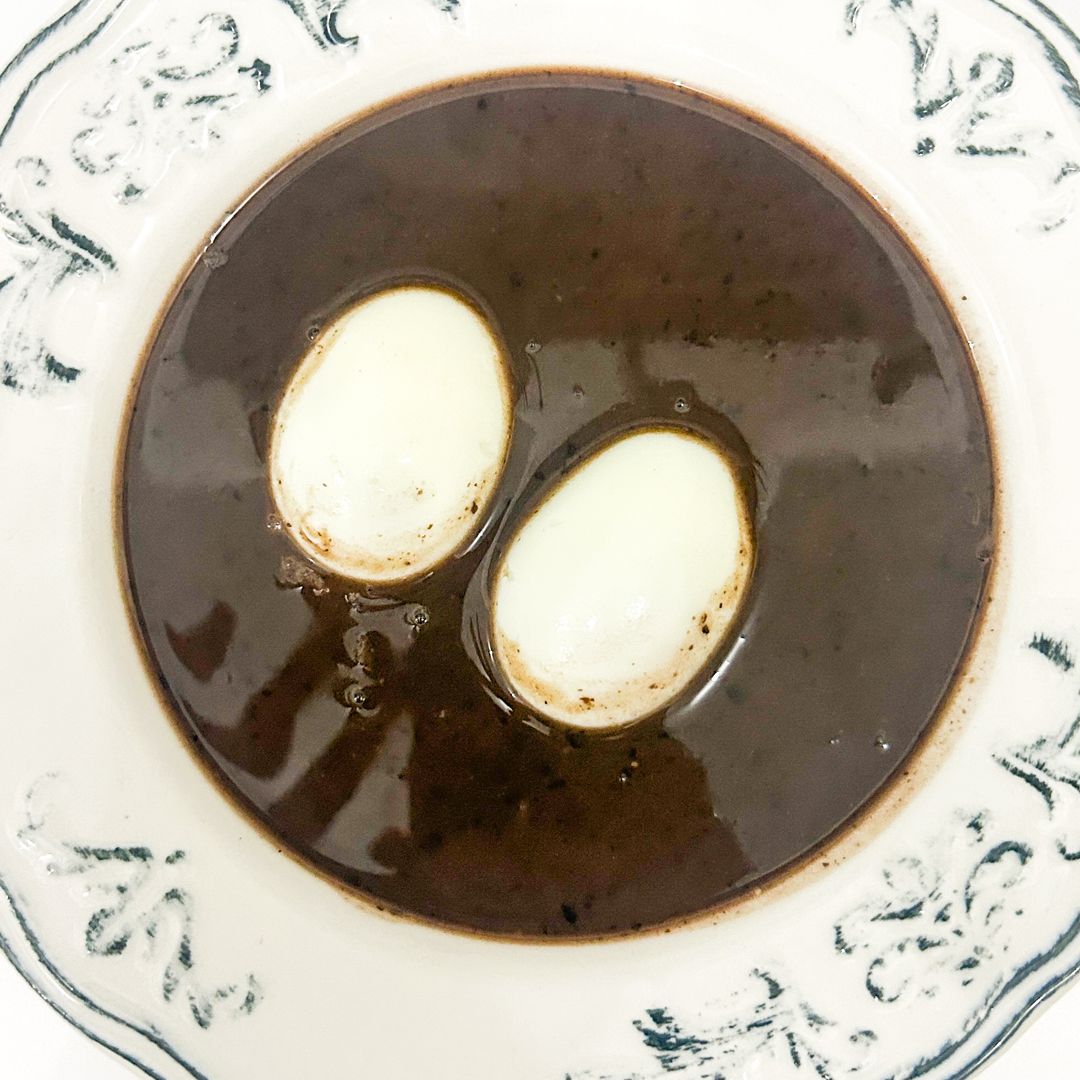 Sopa negra con huevos hervidos