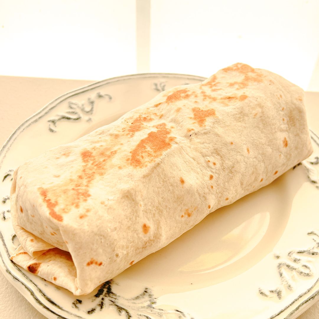 Burrito de pollo mechado y frijoles molidos
