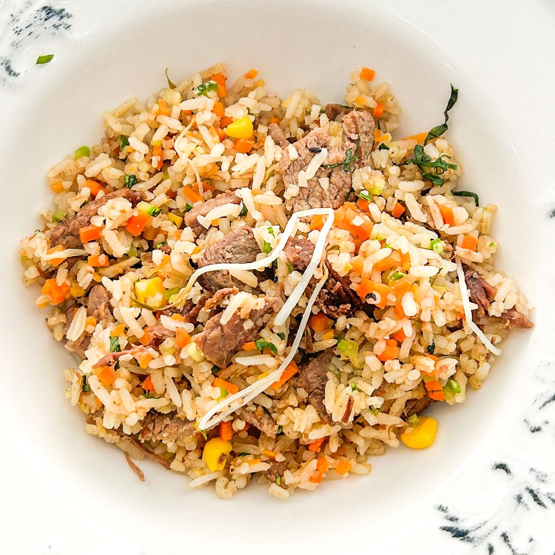 Arroz con carne y vegetales