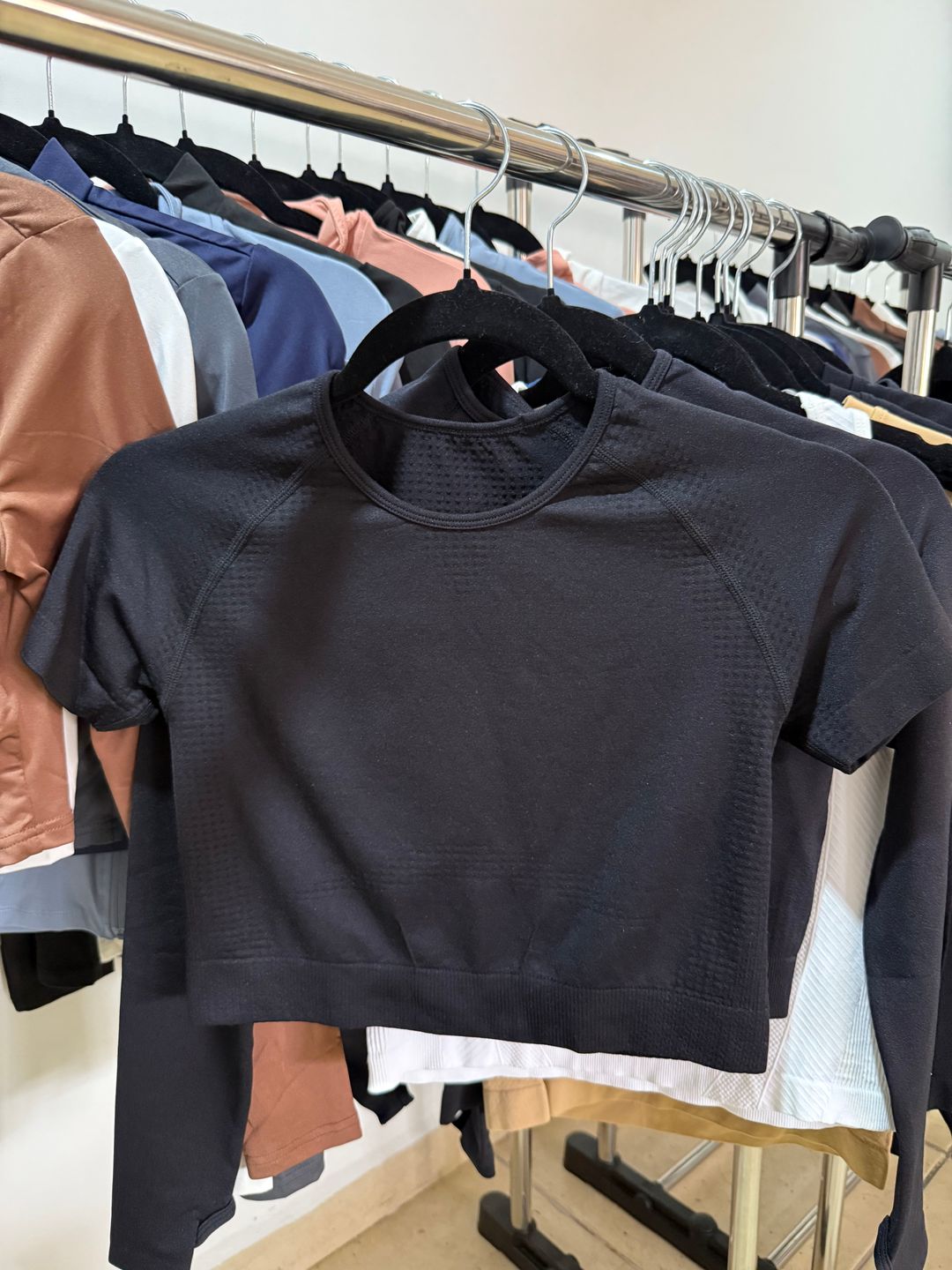 Camisa Cropped Negra (con compresión)