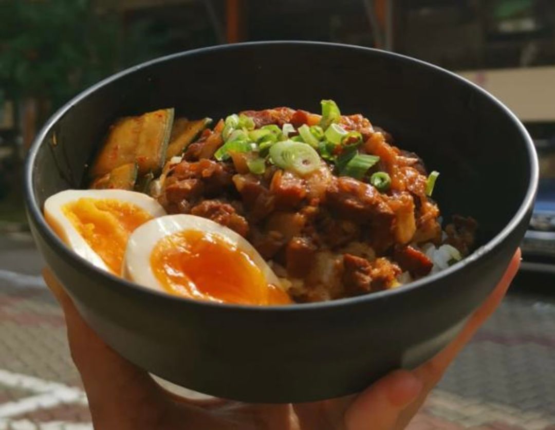 BRAISED PORK RICE (SOFT BOILED EGG & PICKLED CUCUMBERS)