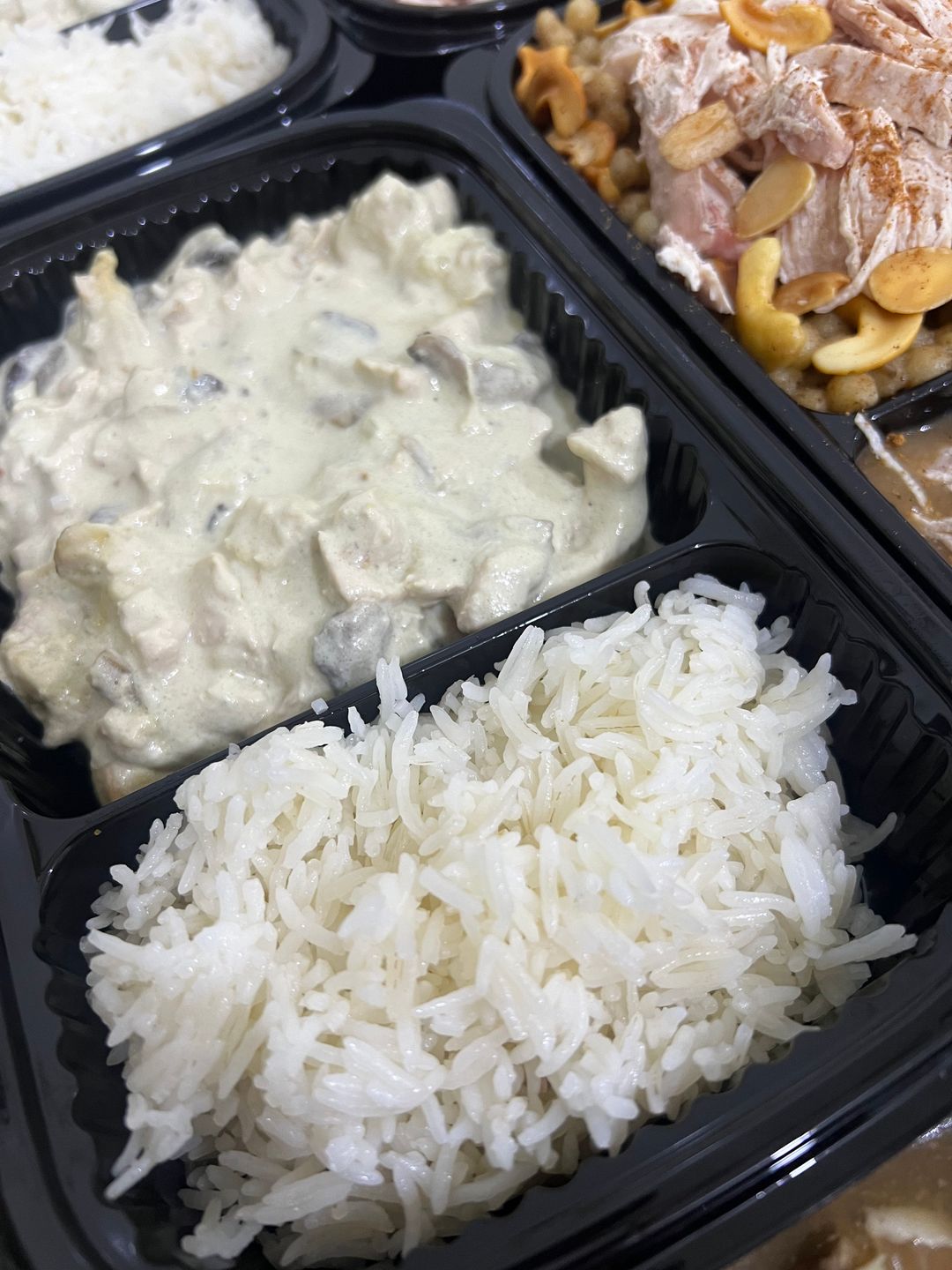 ستروغونوف دجاج مع رز ابيض 