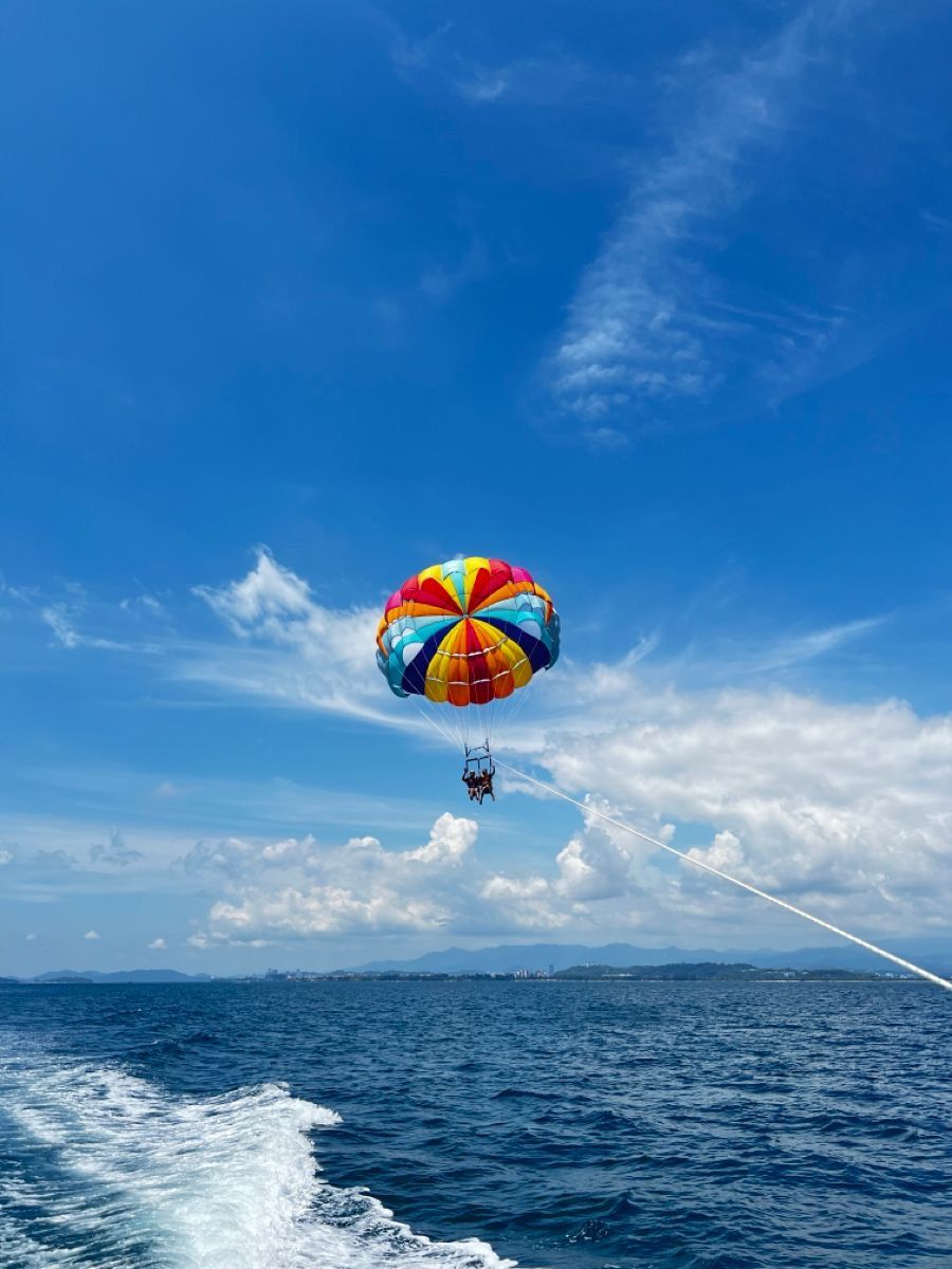 Parasailing - بارشوت