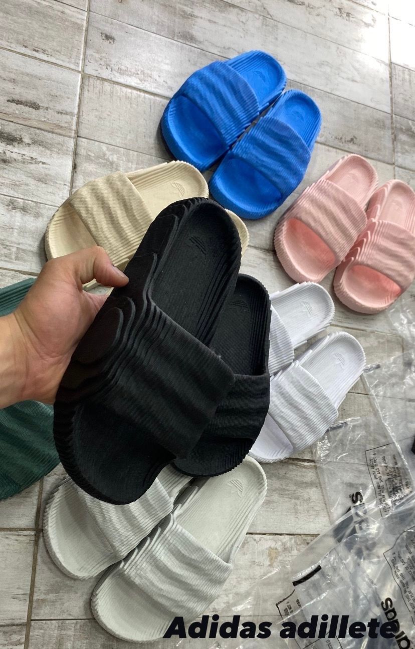 Adidas adilette negra