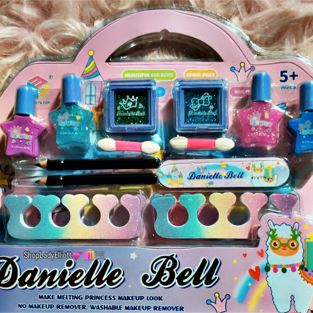 MOM-ments make believe 💕🛍️💄