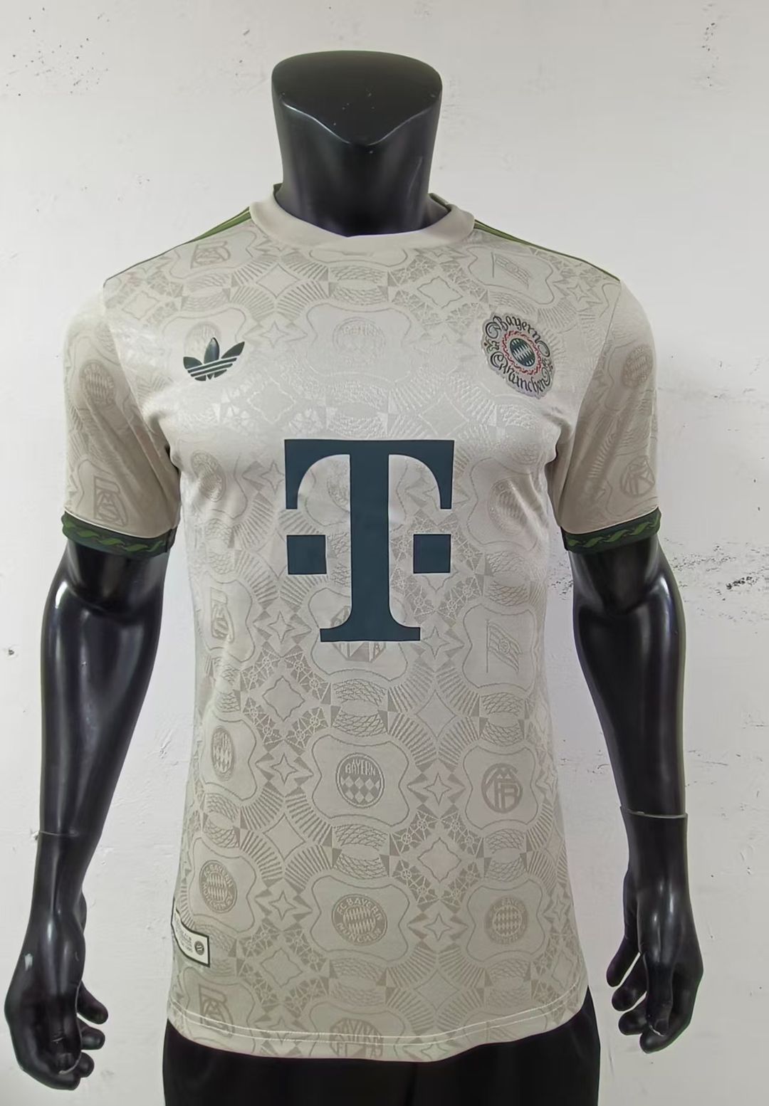 FC Bayern 2025/26 Oktoberfest shirt (Off-white / Green)