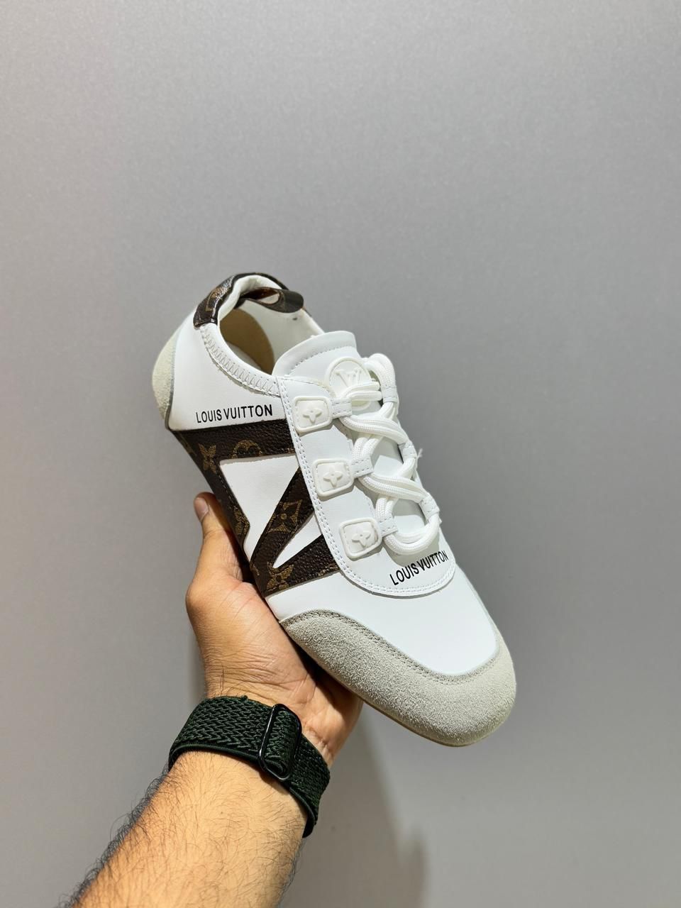LV - White