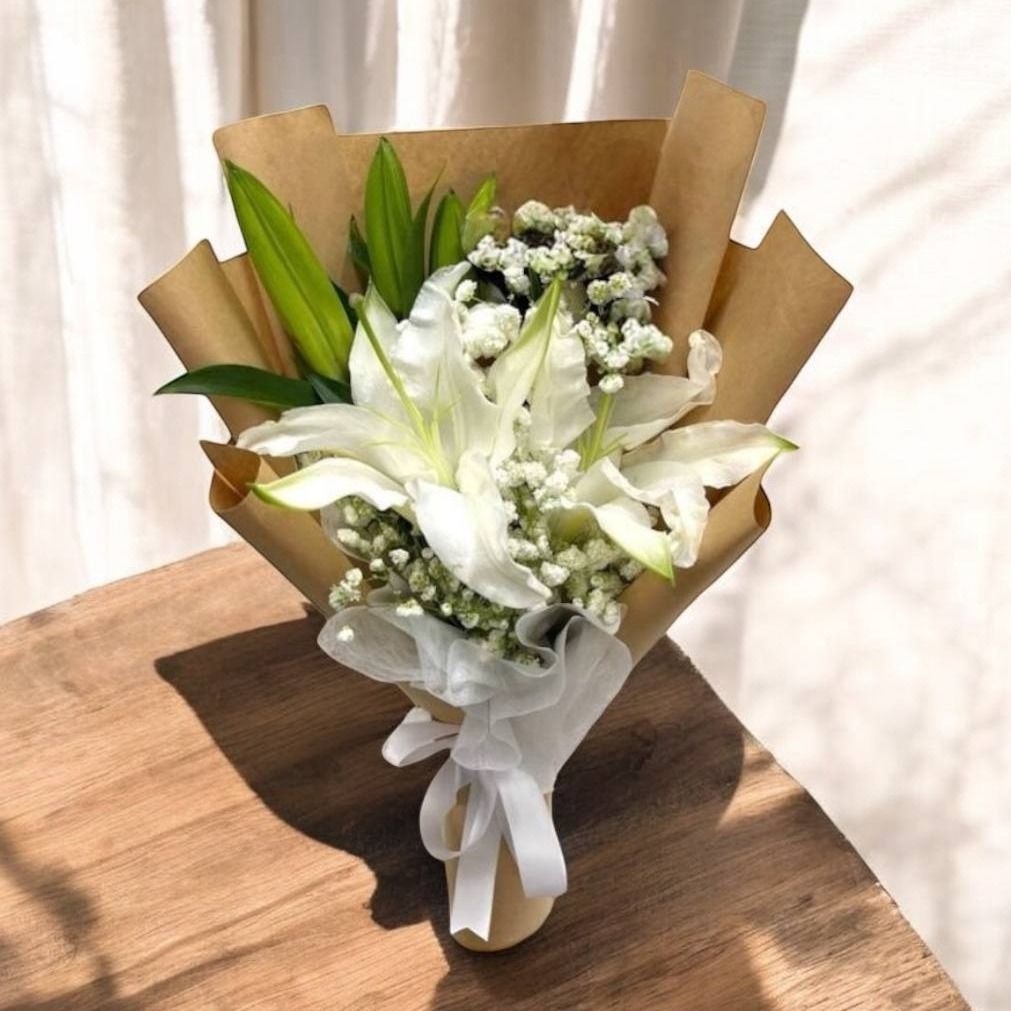 White Lily with Baby Breath 