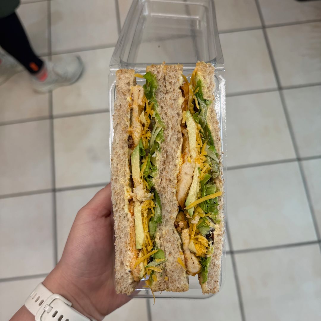 CHICKEN & AVO SANDWICH (ORDER BEFORE 09:00) 