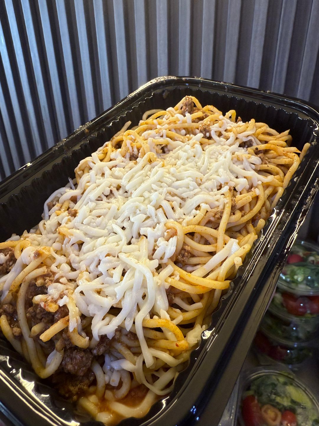 معكرونة باللحمة و الصلصة و الجبنة 