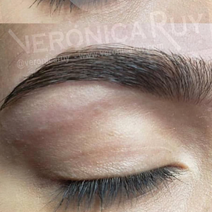 Perfilado de cejas con navaja