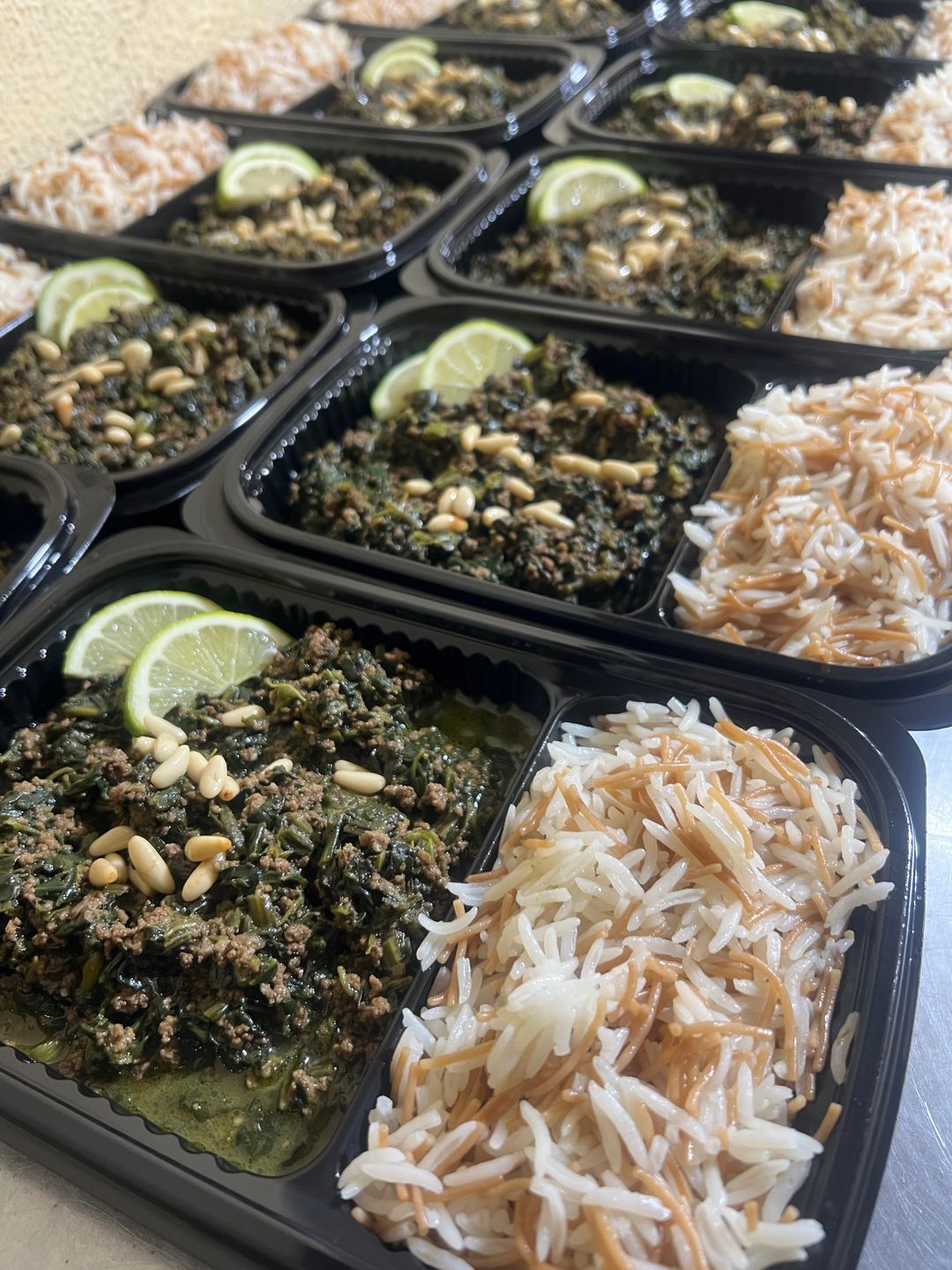 يخنة السبانخ باللحمة مع رز 