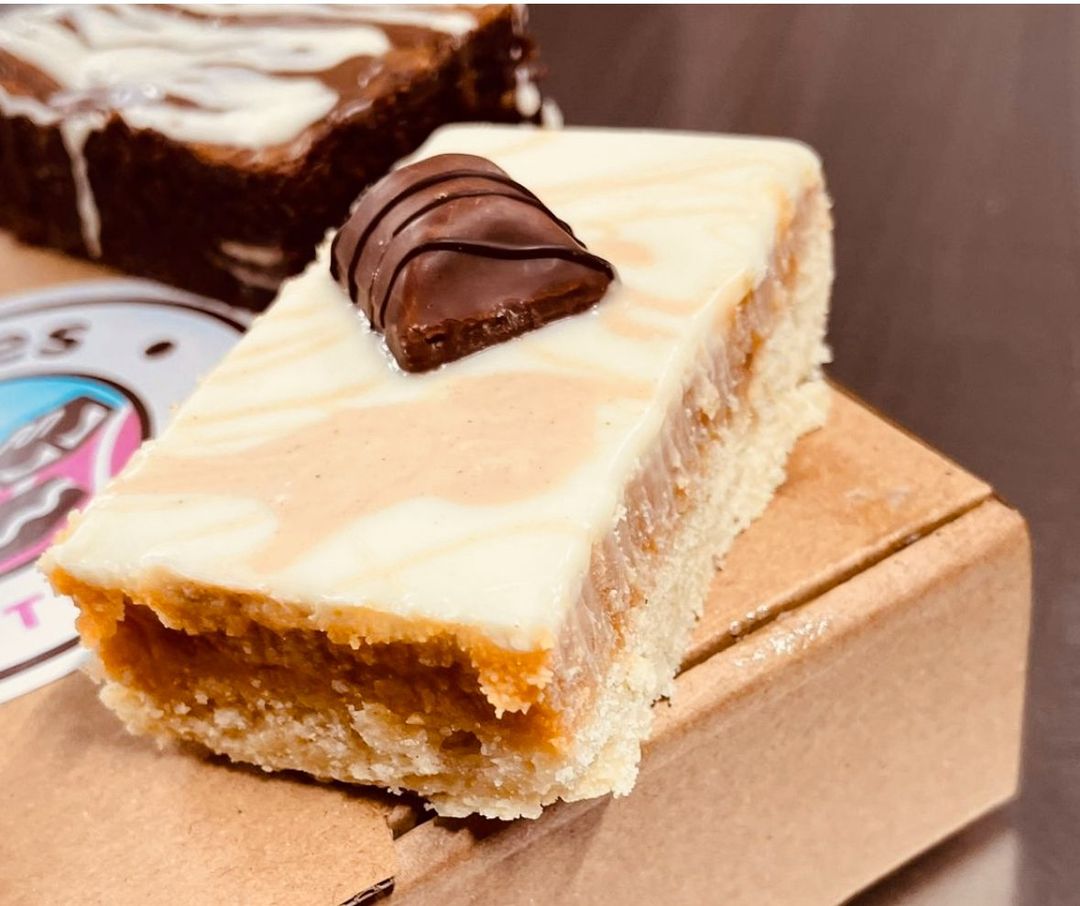 Kinder Bueno Caramel Slice
