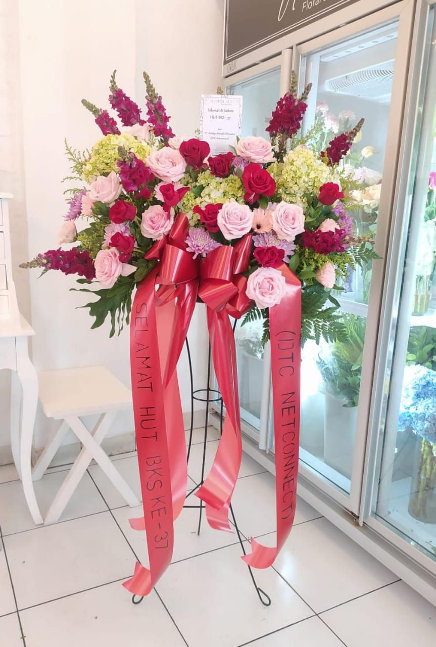 Standing Flower Arr. ( Congrats / Condolences )