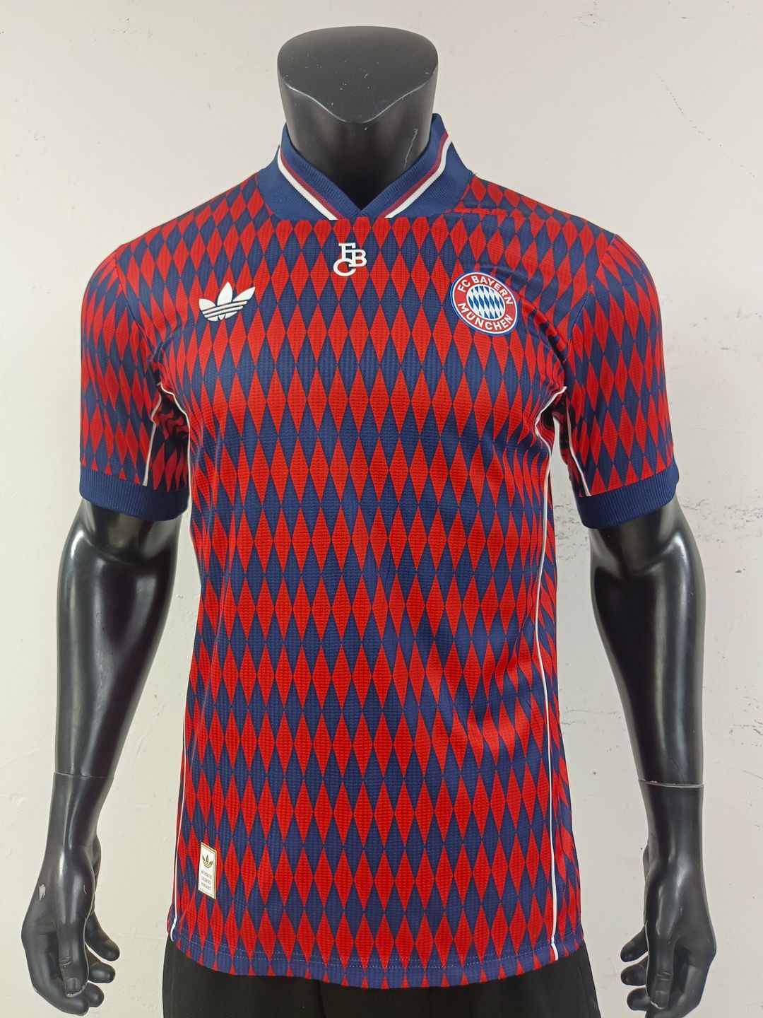FC Bayern 2025/26 Travel shirt (Red / Blue) 