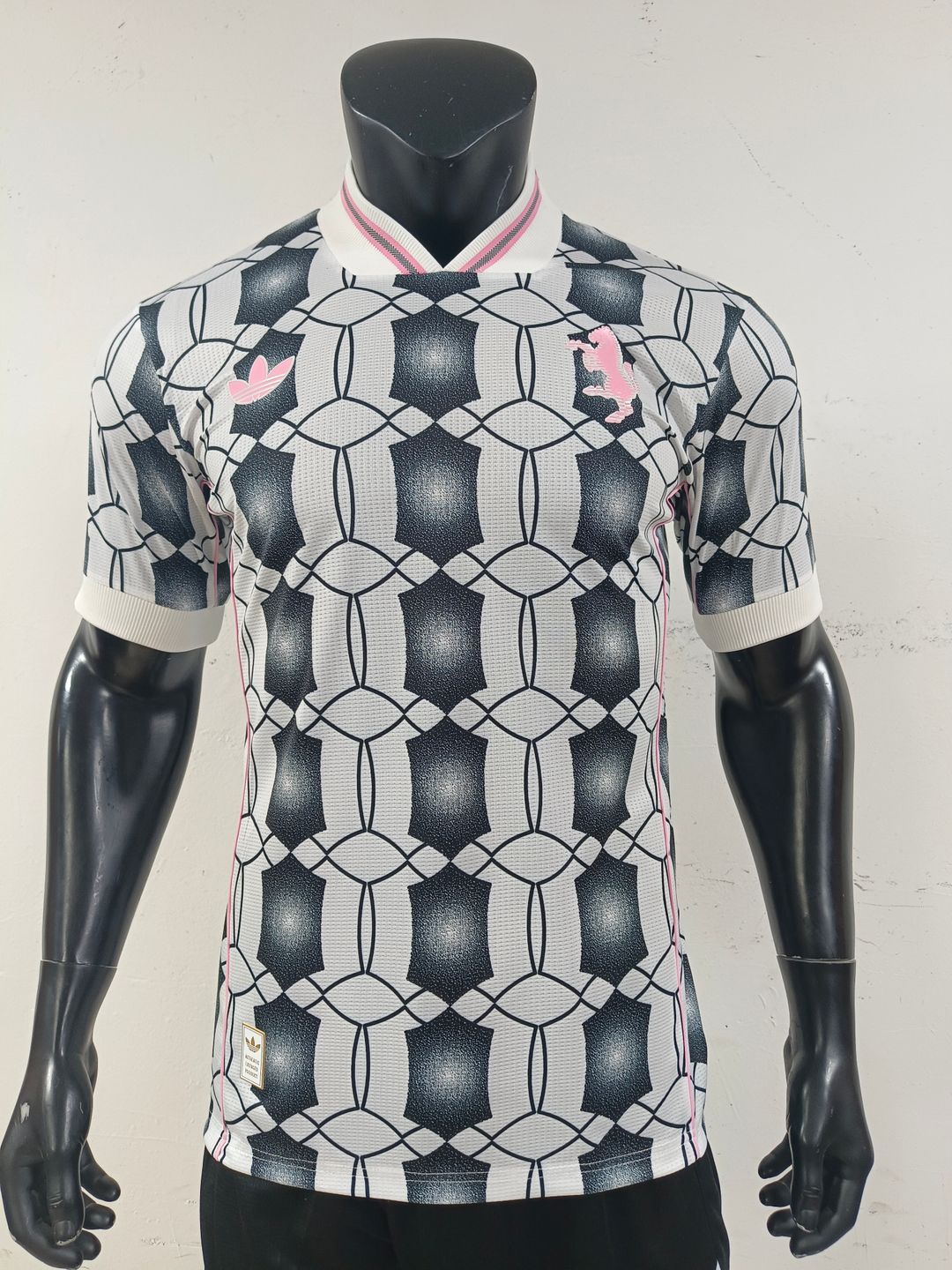 Juventus 2025/26 Tarvel Shirt 6(White / Black / Pink)