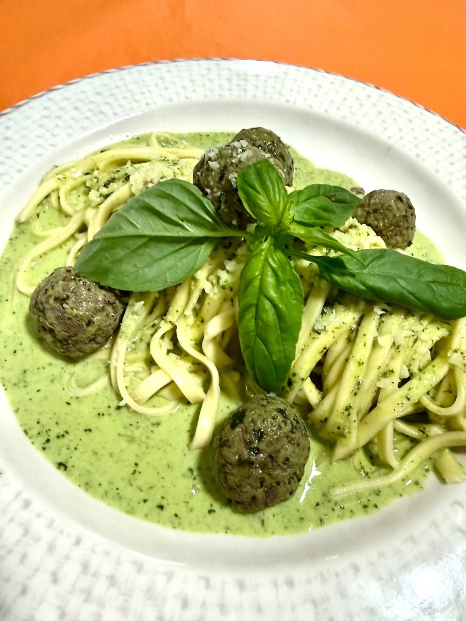 Albóndigas de espinaca y carne en salsa Alfredo Verde / Шпинатно-говяжьи фрикадельки в зелёном соусе Альфредо