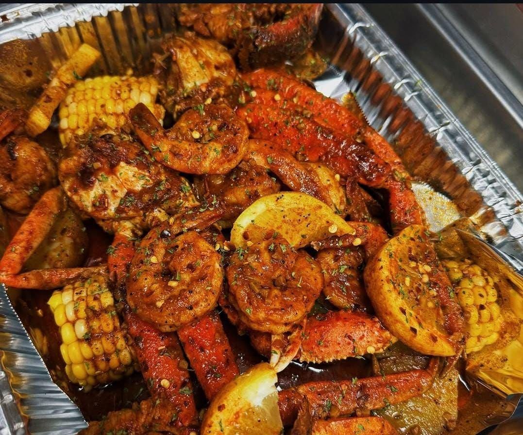 Sea Food - épicé + 1 Boisson (crevettes, moules, crabes, saucisse, œuf, maïs, pomme de terre)