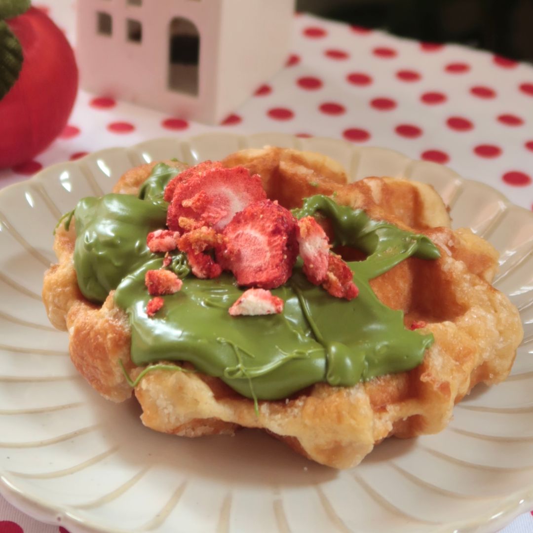Strawberry Matcha White Choco Waffle 
