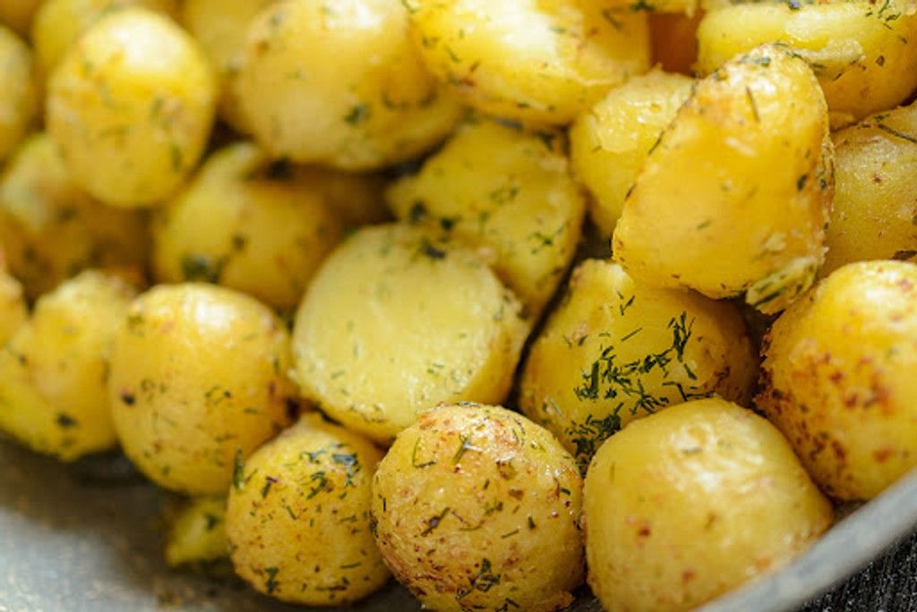Papas salteadas con romero y mantequilla