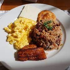 Desayuno típico: Gallo pinto, huevo al gusto y extra 