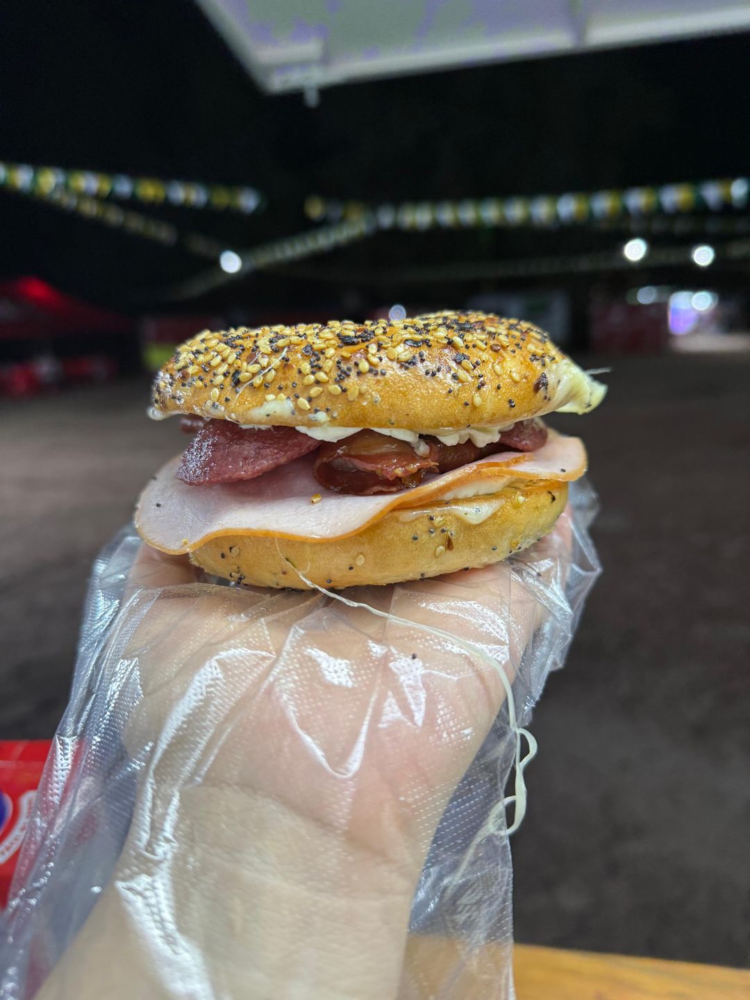 Bagel Triple Carne (Salami, tocino, jamón de pavo, mozzarella y queso crema)