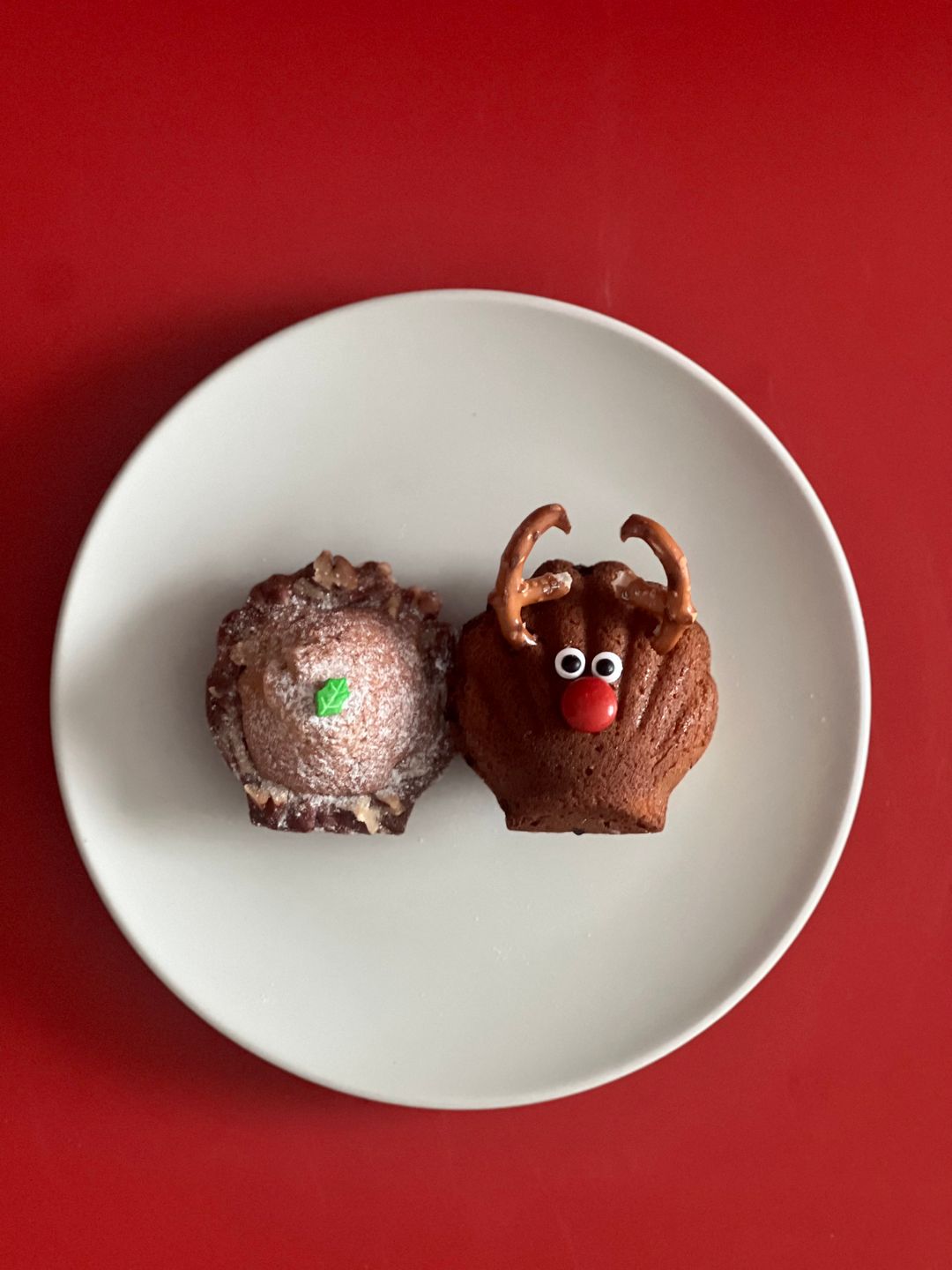 🦌  Orange chocolate madeleine (Right) | 香橙朱古力瑪德蓮 (圖右）