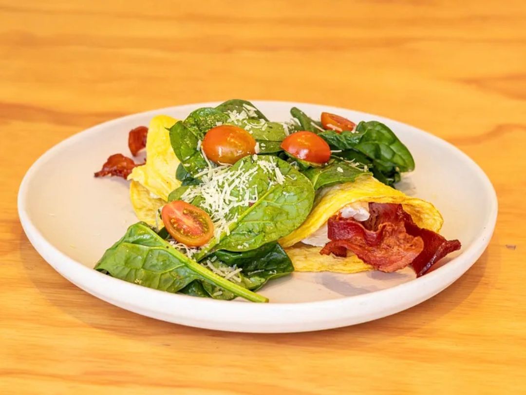 Omelette tocino y queso brie.